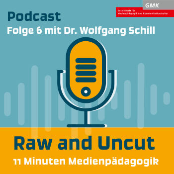 Keyvisual Podcast "Raw and Uncut - 11 Minuten Medienpädagogik" Folge 6 mit Dr. Wolfgang Schill. Illustration eines orangenen Mikrofons auf blauem Hintergrund