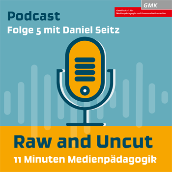 Keyvisual Podcast "Raw and Uncut - 11 Minuten Medienpädagogik" Folge 5 mit Daniel Seitz. Illustration eines orangenen Mikrofons auf blauem Hintergrund