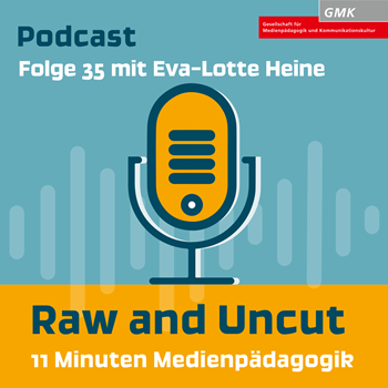 Keyvisual Podcast "Raw and Uncut - 11 Minuten Medienpädagogik" Folge 35 mit Eva-Lotte Heine. Illustration eines orangenen Mikrofons auf blauem Hintergrund.