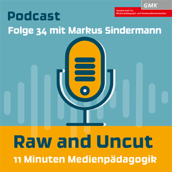 Keyvisual Podcast "Raw and Uncut - 11 Minuten Medienpädagogik" Folge 34 mit Markus Sindermann. Illustration eines orangenen Mikrofons auf blauem Hintergrund.