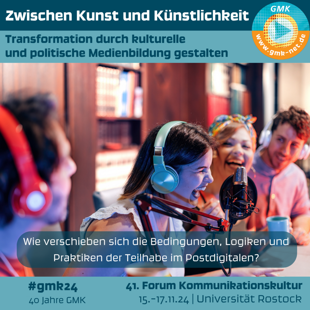 Kampagne zum Forum 2024: Vier junge Leute sitzen mit Kopfhörern vor einem Mikro