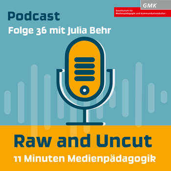 Keyvisual Podcast "Raw and Uncut - 11 Minuten Medienpädagogik" Folge 36 mit Julia Behr. Illustration eines orangenen Mikrofons auf blauem Hintergrund.