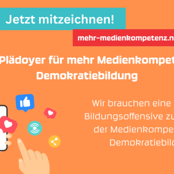 Berliner Plädoyer für mehr Medienkompetenz und Demokratiebildung; Hände mit Smartphone