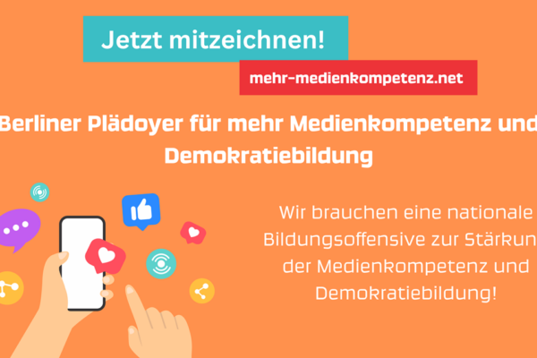 Berliner Plädoyer für mehr Medienkompetenz und Demokratiebildung; Hände mit Smartphone